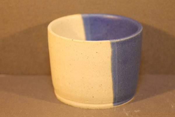 tasse bleue et sable