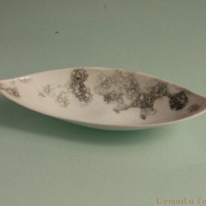 Plat design en porcelaine